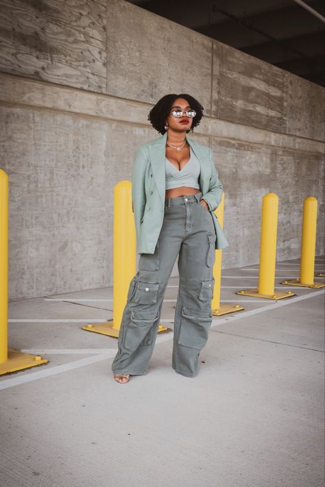 Cargo And Blazer Outfit, Cargo Pants Fashion Women, How To Look Like A Grown Woman, Wide Leg Cargo Pants Outfit Street Style, Cargo Pants For Work Outfit, Peakmill Outfits, Work Cargo Pants Outfit, Blazer And Cargo Pants Outfit, Black And White Outfits For Women