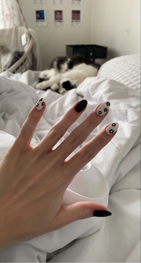 White Floral Nails, Nail Art Blanc, Nail Art Fleur, White Short Nails, Black And White Nail Designs, Black And White Nails, Black And White Nail Art, White Gel Nails, Small Nails