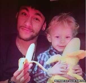 Neymar and his son hold a banana Neymar Child, Neymar Memes, Neymar Girlfriend, Neymar Videos, Neymar Hot, Paris Saint Germain Fc, Dani Alves, Sergio Aguero, National Football Teams