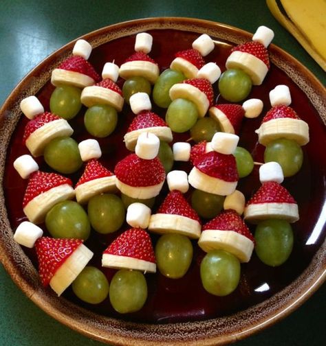 Grinch Fruit, Christmas Snack Recipes, Grinch Fruit Kabobs, Grinch Kabobs, Make Ahead Christmas Appetizers, Fruit Appetizers, Skewer Appetizers, Kabob Skewers, Appetizers For Kids