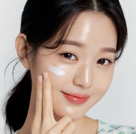 Asian Skin Care Routine, Hyaluronic Acid Cream, Douyin Makeup, Clear Glowing Skin, Beauty Photoshoot, Pretty Skin, Beauty Shoot, School Looks, Skin Routine