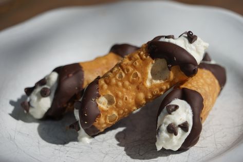 Chocolate Dipped Cannoli 12 mini cannoli shells 1/4 melted dark chocolate 15 ounces ricotta cheese 4 ounces marsarpone cheese 1/2 cup powdered sugar 1/2 cup mini chocolate chip Canolli Recipe, Canolis Recipe, Mini Cannoli, Cannoli Shells, Cannoli Recipe, Baking Sweets, Cannoli, Ricotta Cheese, Chocolate Dipped