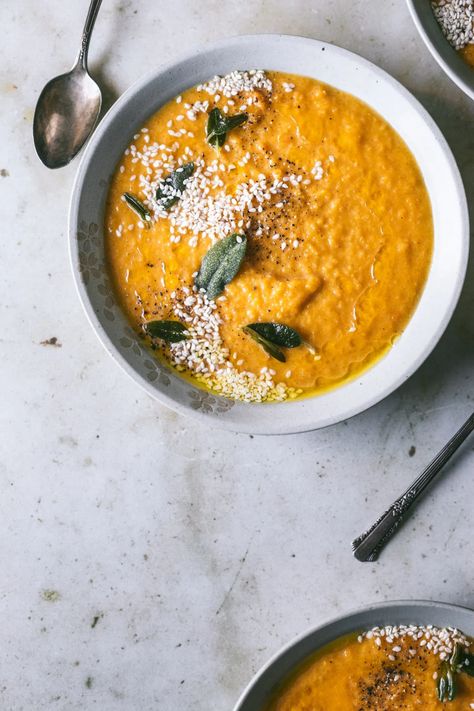 Saving for a chili night in - Butternut Squash Soup with Crispy Sage #soup #butternutsquash #butternutsquashsoup #fall Sage Soup, Recipe Butternut Squash, Autumn Meals, Roasted Butternut Squash Soup, Toasted Pumpkin Seeds, Savoury Recipes, Squash Soup, Butternut Squash Soup, Fall Dinner