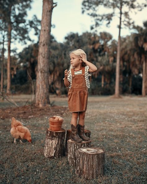 Toddler Farm Photo Shoot, Homestead Family Photoshoot, Homestead Photoshoot, Farm Family Pictures, Kids Dungarees, Rustic Outfits, Children Outfits, Fall Family Portraits, Farm Kids