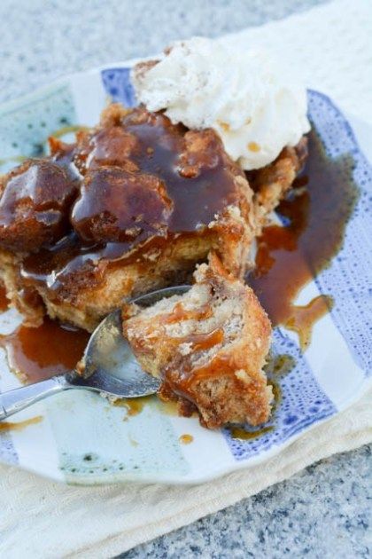 Apple Cider Donut Bread Pudding with Apple Cider Caramel - I am a Honey Bee Bake Apples, Apple Bread Pudding Recipe, Cider Caramel, Apple Cider Caramel, Donut Bread Pudding, Donut Bread, Fall Desserts Apple, Cider Donuts Recipe, Apple Cider Donuts Recipe