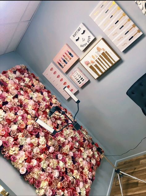 Flower wall selfie station makeup lights flowers makeup makeup artist Salon Selfie Station, Selfie Wall Ideas Photo Backdrops, Selfie Wall Ideas, Makeup Studio Ideas, Makeup Room Decor Wall, Makeup Lights, Makeup Studio Decor, Selfie Station, Beauty Room Salon