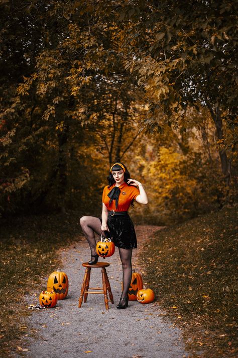 Outfit Design Ideas, Halloween Shot Ideas, Bunny Photography, Halloween Tights, Pinup Photography, Halloween Pin Up, Pinup Photoshoot, Witch Photos, Halloween Photography