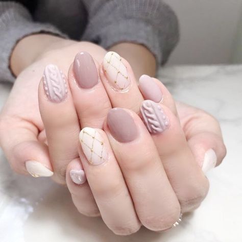 Sweater Weather Nails Fall, Jumper Nail Art, Neutral Sweater Nails, Fall Sweater Nails Acrylic, Cozy Winter Nails, How To Do Sweater Nails, Sweater Nails Short, Winter Nails Sweater, Short Sweater Nails