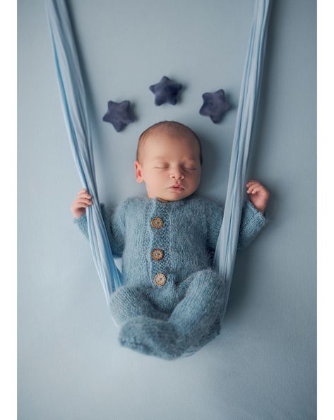 New Born Baby Boy Pics Ideas, Newborn Photoshoot For Baby Boy, Newborn Baby Boy Photoshoot Idea, Easy Diy Newborn Pictures, Baby Boy Pics Newborn, Newborn Baby Boy Shoot, Newborn Picture Ideas Boy, Family Portrait Newborn, New Born Pictures Baby Boy