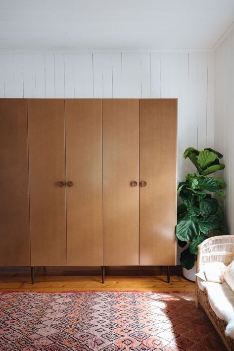 Mid Century Wardrobe, Build Your Own Wardrobe, White Units, Kitchen Pantry Cabinets, Built In Furniture, Built In Desk, Built In Wardrobe, Mid Century House, Design Solutions