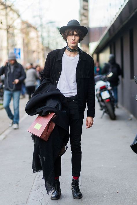 Is There Such A Thing As Male Model-Off-Duty Style? #refinery29 http://www.refinery29.com/male-model-style#slide-6 See? Bros wear chokers, too.... Model Off Duty Style, Mode Swag, Look Grunge, Models Off Duty Style, Male Models Poses, Walking Down The Street, Estilo Rock, Summer Mens, Black Denim Jacket