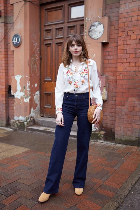 Jeans Blouse Outfit, Modern 70s Fashion, Floral Blouse Outfit, Sophia Rosemary, Groovy Fashion, Dc Fashion, French Girl Chic, 70s Inspired Fashion, Seventies Fashion