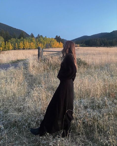 Lesbian Cowboy, Montana Fall, Countryside Fashion, Style Uniform, Cowboy Aesthetic, Western Vibes, Farm Clothes, Fall Attire, Cowgirl Aesthetic