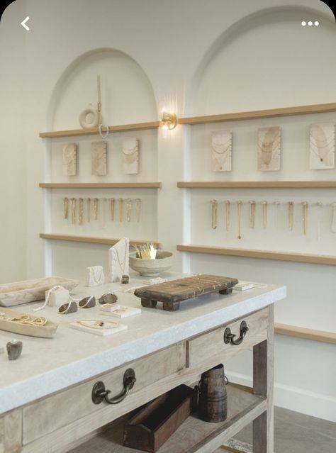 Jewelry Retail Store Design, Jewelry Shop Display Aesthetic, Jewelry Boutique Interior Store Design, Jewelry Retail Space, Jewelry Decoration Store, Jewelry Store Ideas Business, Jewelry Studio Design, Home Jewelry Display, Small Jewelry Store Design