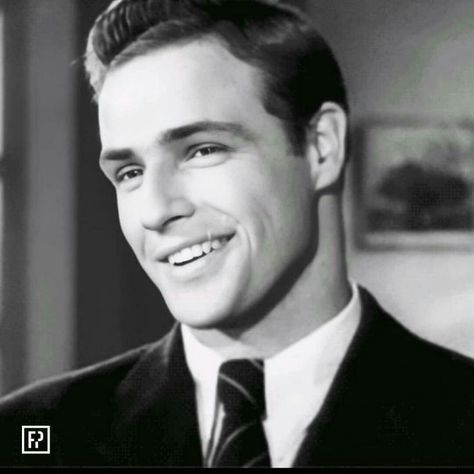 Vintage Hollywood Men, Marlo Brando, Old Hollywood Actors, 60s Men, Actor Studio, Hollywood Men, Smiling Man, Marlon Brando, Hollywood Actor