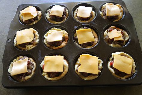 Muffin Tin Cheeseburgers - no drive through needed to eat these delicious handheld burgers. the-girl-who-ate-everything.com Oven Sliders, Cheeseburger Muffins, Cheeseburger Bites, Muffin Pan Recipes, Mini Cheeseburger, Burger Bites, The Girl Who Ate Everything, Burger Sliders, Dinner Sandwiches