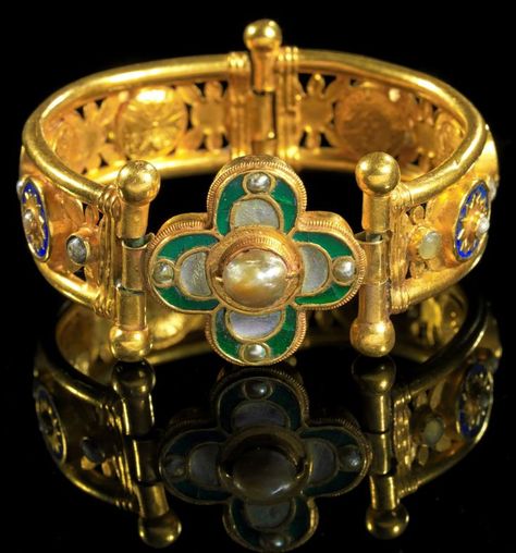 Byzantine Gold, Byzantine Jewelry, Ancient Jewels, Ancient Jewellery, Historical Jewellery, Art Ancien, Medieval Jewelry, Greek Jewelry, Gold Bracelets