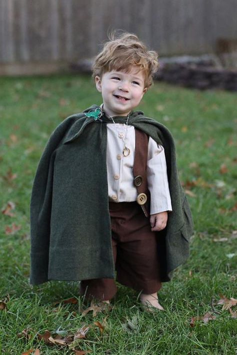 Never seen a cuter hobbit! #lordoftherings #costumes Shrek Costumes, Hobbit Costume, Kids Halloween Costumes, Popular Halloween Costumes, Diy Couples Costumes, Diy Kostüm, Scary Costumes, Toddler Halloween Costumes, Family Costumes