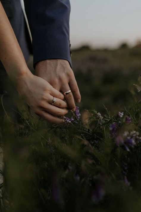 Backyard Wedding Poses, Wedding Boho Photography, Small Wedding Outside, Backyard Wedding Photoshoot, Intimate Wedding Elopements, Open Field Elopement, Field Elopement Ceremony, Dreamy Elopement Photos, Backyard Wedding Photography Poses