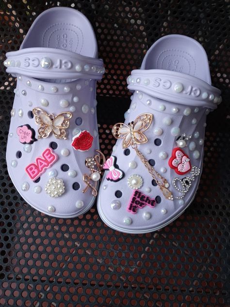 Lilac Crocs, Croc Decor, Cool Crocs, Crocs Aesthetic, Crocs With Charms, Bling Crocs, Crocs Ideas, Bedazzled Shoes, Crocs Fashion