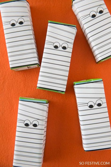 This is the easiest way to make Mummy Juice Boxes for Halloween parties, Halloween lunches or just a fun snack for kids! Mummy Juice Boxes, Mummy Juice Boxes Halloween, Halloween Juice Boxes For Kids, Halloween Juice Box Ideas, Halloween Juice Box, Game Night Decorations, Mummy Wrap, Halloween Apples, Halloween Lunch