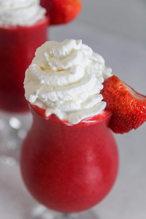 Strawberry Daiquiri Recipe, Frozen Strawberry Daiquiri, Frozen Drinks Alcohol, Frosted Lemonade, Daiquiri Recipe, Frozen Strawberry, Strawberry Drinks, Make Simple Syrup, Yummy Alcoholic Drinks