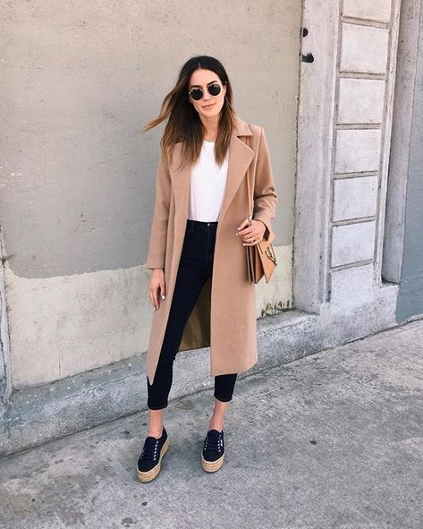 Platform Sneakers Outfit, Vinter Mode Outfits, Plain White T Shirt, Fall Fashion Coats, Pakaian Feminin, Closet Inspiration, Ținută Casual, Wardrobe Ideas, Modieuze Outfits