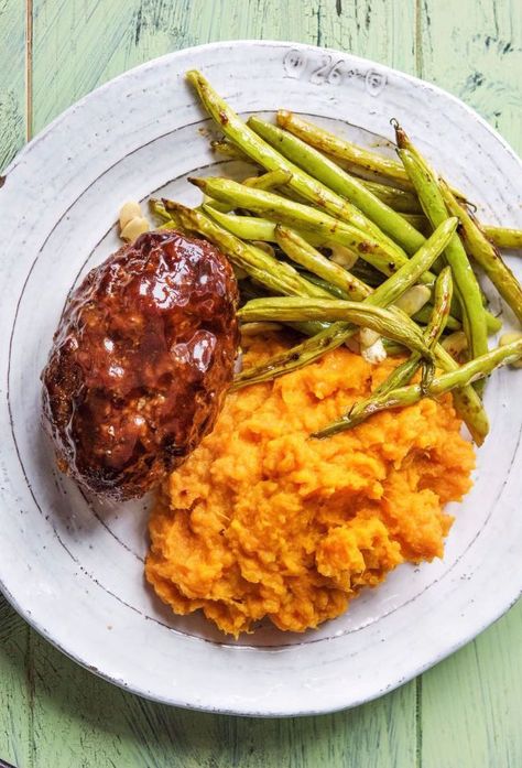 Super easy and quick Meatloaf Balsamico with Sweet Potato Mash and Green Beans | More kid-friendly dinner recipes on hellofresh.com Hello Fresh Ground Beef Recipes, Hello Fresh Dinners, Kid Friendly Meals Dinner, Benefits Of Organic Food, Hello Fresh Recipes, Dinner Recipes Easy Quick, Dinner Recipes Crockpot, Healthy Food Options, Hello Fresh