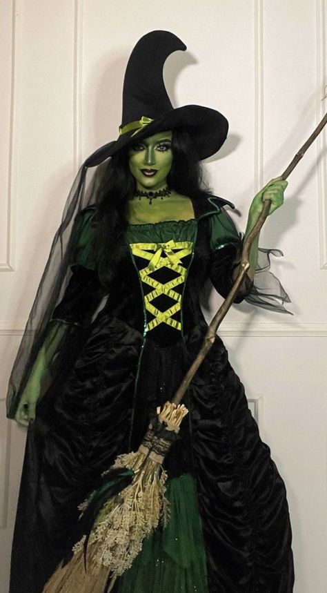 Costume Design Ideas, Elphaba Costume, Vampire Makeup Looks, Best Halloween Makeup, Halloween Costume Design, Creepy Halloween Makeup, Holiday Makeup Looks, Cool Halloween Makeup, Diy Costumes Kids