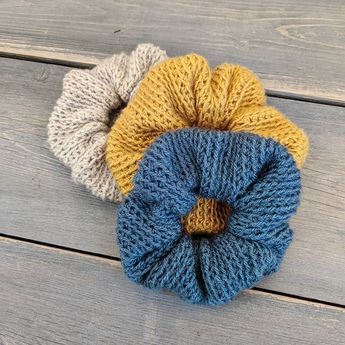 Crochet Scrunchies, Knit Beanie Pattern, Scrunchies Diy, Crochet Bows, Beanie Crochet, Crochet Hair Accessories, Beanie Pattern, Pattern Free, Loom Knitting