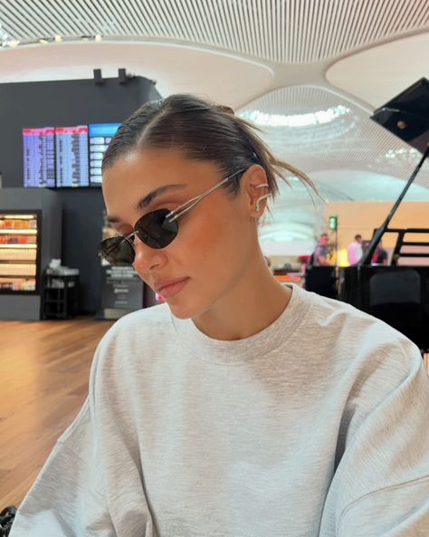 Hande Erçel Hair, Hande Ercel Style, Messy Bun Tutorial, Cake Logo Design, Photographer Shirts, Turkish Beauty, Hande Ercel, Mode Inspo, Hailey Bieber