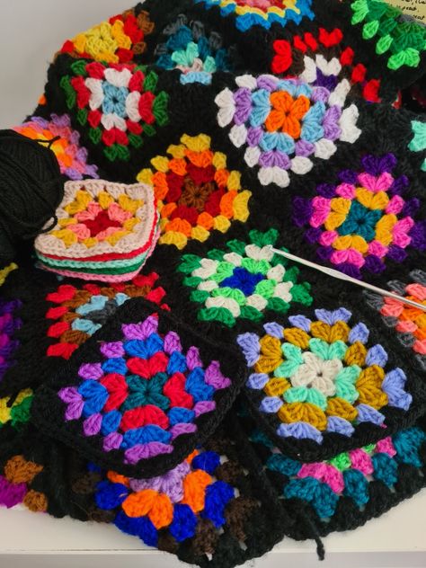 Multiple colour granny squares to make large blanket. Granny Square Blanket Black Border, Black Crochet Granny Square, Black Granny Square Blanket, Granny Square Blanket Black, Granny Stitch Blanket, Granny Square Bandana, Crochet A Headband, Black Granny Square, Easy Crochet Rose