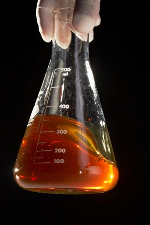 How To Do an Orange and Black Chemistry Color Change: The Old Nassau reaction is an oscillating clock that goes between orange and black. Halloween Chemistry, Spooky Science, Holiday Science, Middle School Science Experiments, Black Clock, Halloween Science, High School Chemistry, Teaching Chemistry, Chemistry Lessons