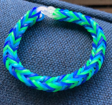 Bestie Bracelets, Elastic Jewelry, Rainbow Loom Bracelets Easy, Rainbow Loom Bracelet, Loom Necklace, Band Bracelets, Friend Stuff, Band Ideas, Bracelet Craft