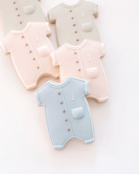 SUGAR REX® | Tiffany on Instagram: “The start of something sweet.✨ . . Declaring January the month of baby showers — so many sweet babies to celebrate!🍼 Baby romper cookie…” Romper Cookies Decorated, Baby Boy Cookies, Cookies Theme, Cat Cookies, Chocolate Covered Treats, Baby Cookies, Creative Cookies, Cookies Decorated, Baby Shower Cookies