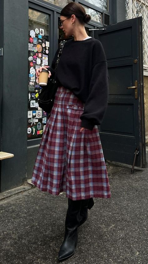 Winter Midi Skirt Outfit Cold Weather, Plisse Skirt Outfit Winter, Plaid Long Skirt Outfit, Plaid Midi Skirt Outfit, Long Plaid Skirt Outfit, Long Pleated Skirt Outfit, Checked Skirt Outfit, Tartan Skirt Outfit, Winter Midi Skirt Outfit