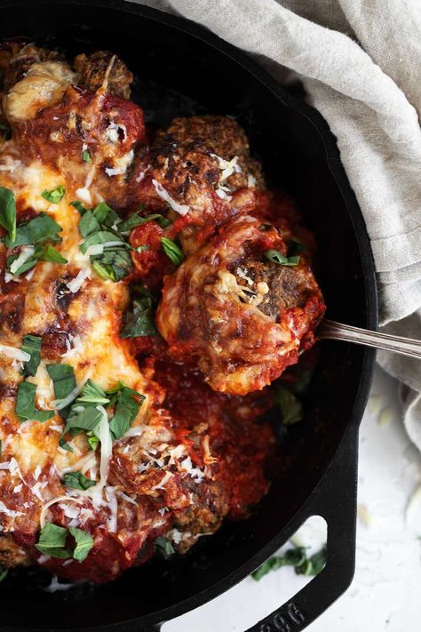 Cheesy Oven Baked Meatballs and Tomato Sauce Tomato Sauce For Meatballs, Oven Baked Meatballs, Italian Dinners, Ricotta Meatballs, Baked Meatballs, Baked Ricotta, Meatball Bake, Homemade Tomato Sauce, Easy Oven