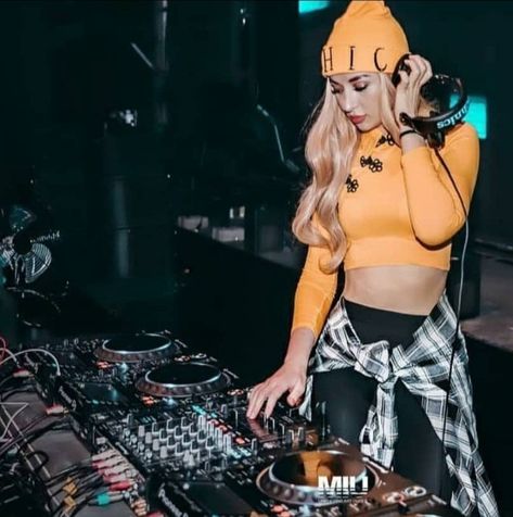 Dj Reference Pose, Female Dj Outfit, Dj Girl Aesthetic, Female Dj Aesthetic, Dj Outfit Female, Dj Moodboard, Dj Fits, Dancing Pose Reference, Dj Portrait