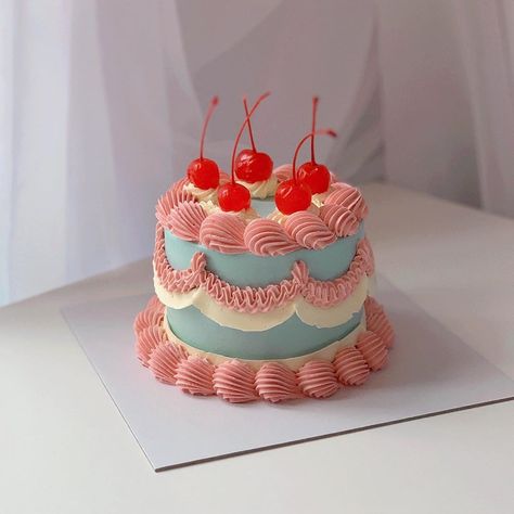 Aesthetic Cake Pink, Pink Mini Cake, Bubblegum Birthday Cake, Cute Pink Birthday Cake Aesthetic, Cute Pink Cake Aesthetic, Cake Decorating Party, Bolo Vintage, Tiny Cakes, Pastel Cakes