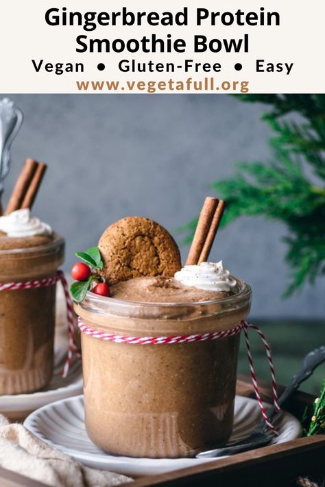 High Protein Holiday Recipes, Gingerbread Smoothie Bowl, Christmas Smoothie Bowl, Christmas Smoothie Recipes, Vegan Christmas Breakfast, Winter Smoothie Recipes, Christmas Smoothie, Protein Gingerbread, Gingerbread Smoothie