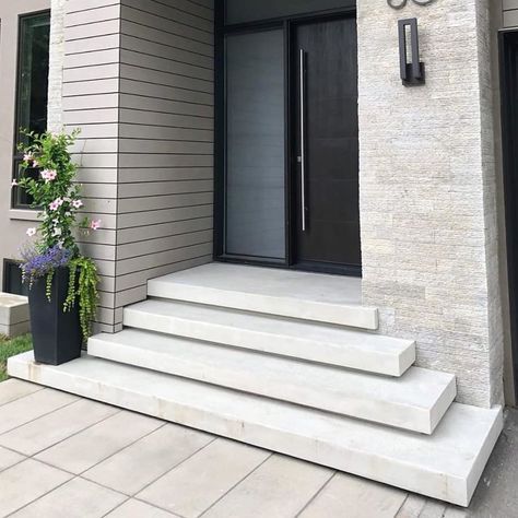 Modern Front Steps, Concrete Front Steps, Apartment Front Doors, Ideas For Front Yard, Modern Front Porch Ideas, Modern Front Porches, Outside Steps, Front Door Steps, Front Porch Steps