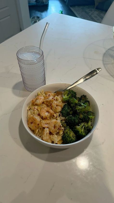 Healthy Pasta Dinner Ideas, Pasta With Butter Sauce, Shrimp Alfredo With Broccoli, Healthy Shrimp Alfredo, Healthy Food Pics, Shrimp And Broccoli Pasta, Alfredo Pasta Recipes, Shrimp Pasta Recipes Healthy, Meals Healthy Dinner