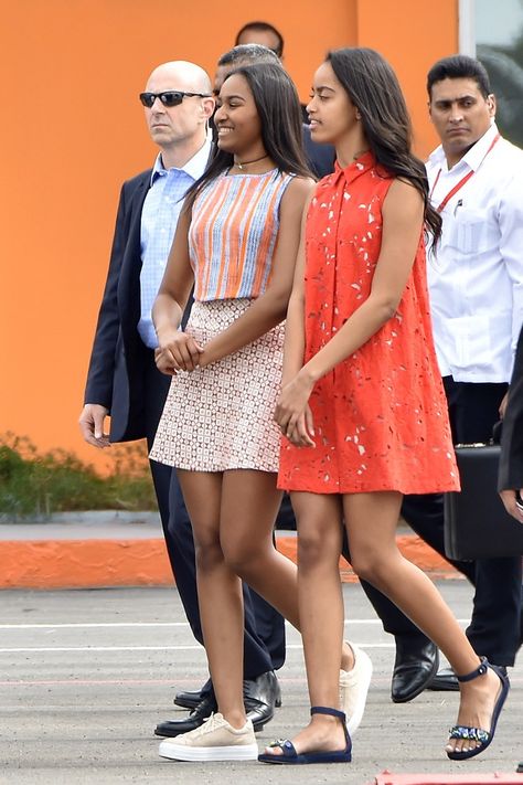 We love her printed top-and-skirt combo, especially when dressed down with a classic pair of sneakers. Obama Family Pictures, Sasha Obama Style, Parents Proud, Obama Daughter, Barack Obama Family, Malia And Sasha, Michelle Obama Fashion, Sasha Obama, Malia Obama