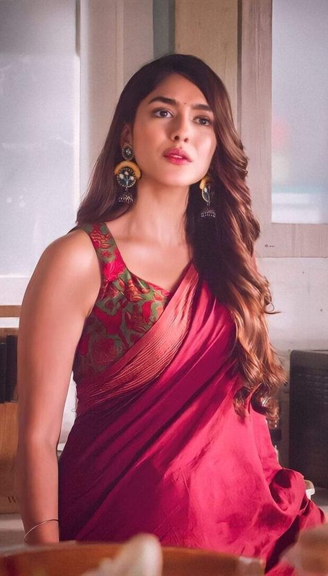 Hot Mrunal Thakur, Thakur Wallpaper, Mrunal Thakur Hd Wallpaper, Mrunal Thakur Saree, Mrinal Thakur, Sita Mahalakshmi, Hd Face, Krithi Shetty, Long Top Dress