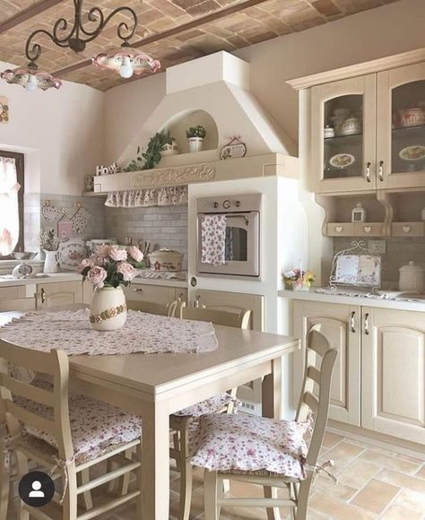 Cocina Shabby Chic, Garden Shower, Vintage Farmhouse Kitchen, Dream House Rooms, Cute House, Small Bathroom Ideas, Barbie Dream House, Dream Room Inspiration, Dream Apartment