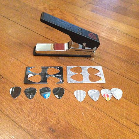 How To Make A Guitar Pick, Things To Do With Cds, Guitar Picks Crafts, Guitar Pick Art, Cd Recycle, Gitar Vintage, Cool Guitar Picks, Old Cd Crafts, Pick Guitar