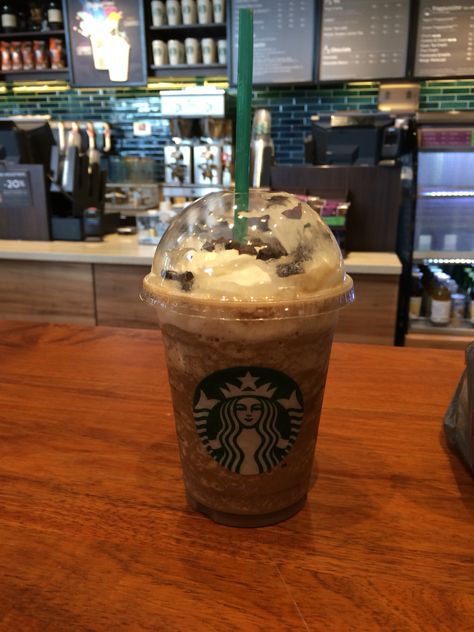 ☕️Chocolate Mocha Frappé with Chocolate Chips on top☕️So good😍 Follow me @Zion Hudson! Love You guys! Bye😘😘✌🏾️ Mocha Frappe Starbucks, Starbucks Mocha, Coffee Shake, Mocha Frappe, Strawberry Drinks, Starbucks Coffee, Starbucks Drinks, Frappe, Coffee Recipes