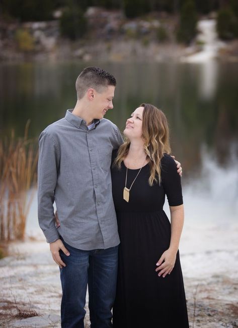 Mom And Teenage Son Photoshoot, Mother Son Senior Picture Ideas, Mother And Older Son Photoshoot, Mother Son Photography Older, Mother Son Picture Ideas, Mom And Son Photo Ideas Older, Mom And Older Son Photo Ideas, Boy Mom Pictures, Mother Son Poses