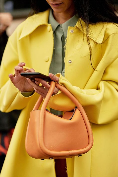 5 Trendy Handbag Colors That Are Winning Spring 2020 Spring Purses, Spring Handbags, Green Handbag, Trendy Handbags, Pink Handbags, Spring Fashion Trends, Prada Handbags, 가을 패션, Inspiration Mode