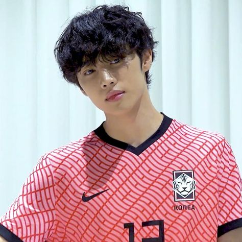 Sunwoo Curly Hair, Sunwoo Black Hair, Sunwoo Tan Skin, Mullet Hairstyle, Kim Sun, Fluffy Hair, Tan Skin, Red Outfit, Korean Men